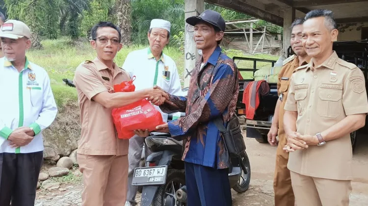 Dinsos Kaur Salurkan Bantuan Korban Kebakaran Maje