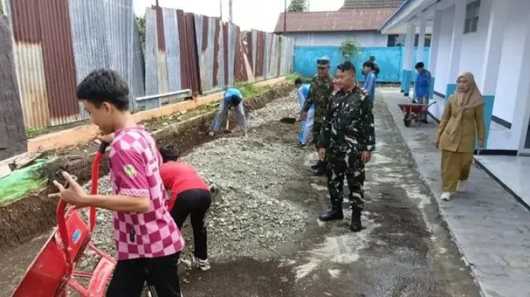 Babinsa Koramil Manna Goro dengan Pelajar SMKN 1 Bengkulu Selatan