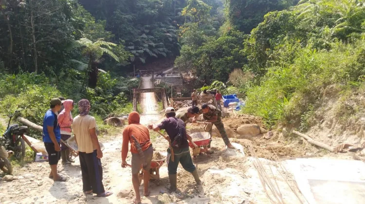 Babinsa Kaur Selatan Monitoring Pembangunan Jembatan Gantung