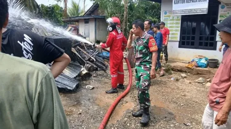 Babinsa Koramil Kaur Utara Bantu Padamkan Kebakaran Rumah Warga