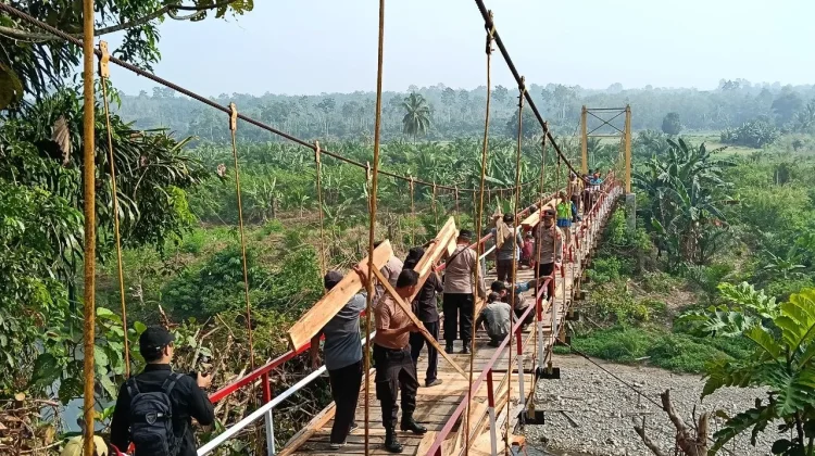 Jembatan Gantung Kalbang Diperbaiki, Akses Warga Angkut Hasil Pertanian Lancar