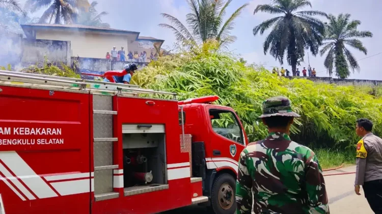 Koramil 408-01/Pino Bersama Warga Bergerak Cepat Padamkan Api
