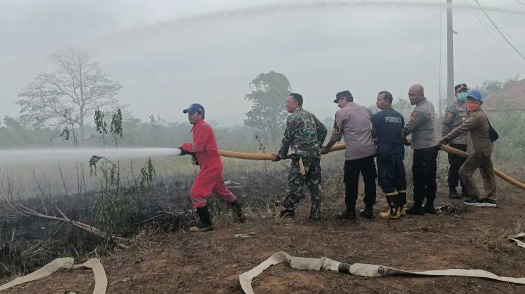 Kebakaran Lahan Padang Petron, Polres Kaur Turunkan Kendaraan AWC