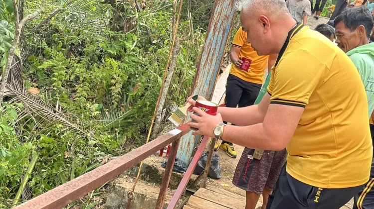 Baru Menjabat, Kapolres Kaur Turun Langsung Perbaiki Jembatan Merah Putih Desa Kep