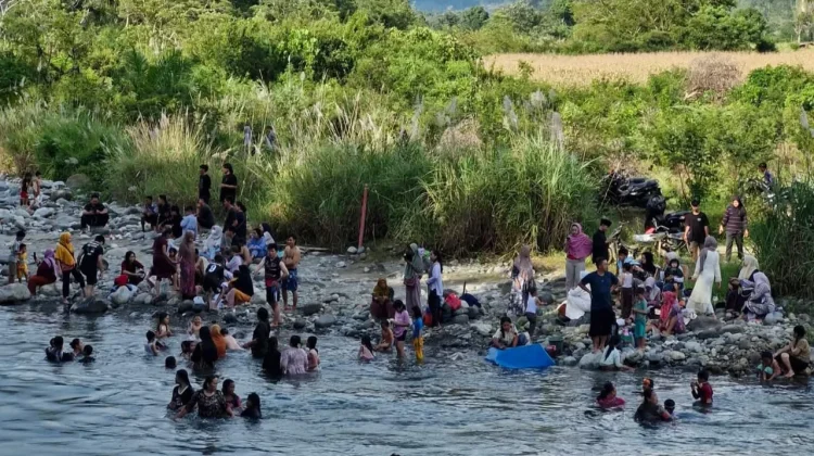 Kemarau Panjang, Warga Pagulir Andalkan Sungai untuk Mandi dan Mencuci