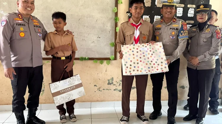 Kapolres Kepahiang Berikan Santunan, Dorong Pelajar Utamakan Keselamatan