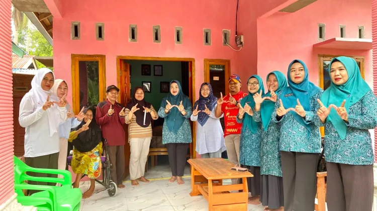 Tim Membara dan TP PKK Bengkulu Selatan Serahkan Bantuan Berobat