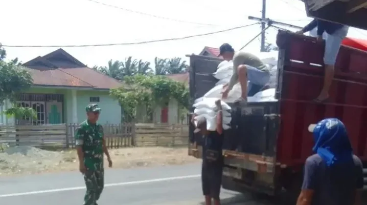 Koramil Kaur Utara Pantau Pendistribusian Bantuan Pangan