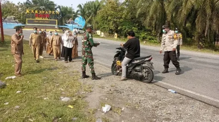 Koramil Kaur Utara Bagikan Masker Kepada Warga di Jalan Raya