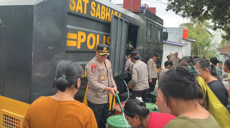 Mobil AWC Polres Kaur Suplai Air Bersih Bagi Warga Kinal