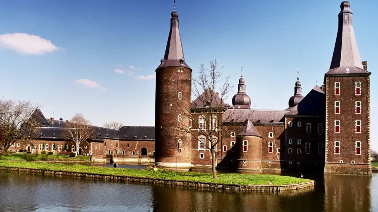 Pesona Kastil Hoensbroek: Kemegahan Abad Pertengahan di Limburg