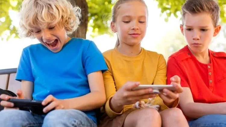 Kiat Mendampingi Anak agar Bijak Menggunakan Media Sosial