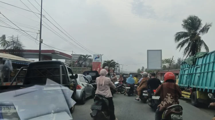 Antrean Panjang Kendaraan di POM Kaur Disayangkan Masyarakat