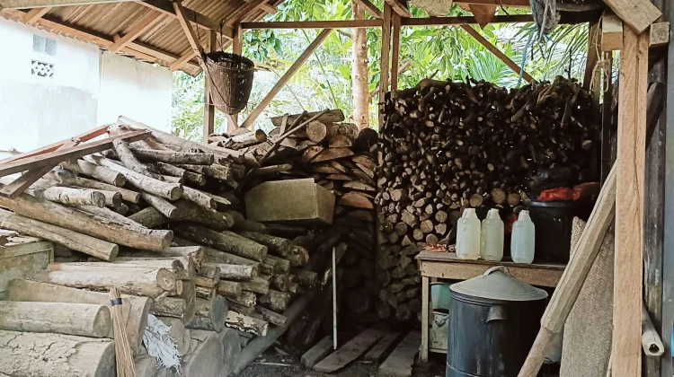 Kayu Bakar Masih Jadi Pilihan Warga Desa untuk Hemat Penggunaan Gas