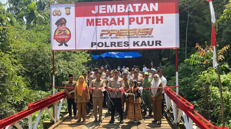 Polres Kaur Resmikan Jembatan Merah Putih di Air Pahlawan