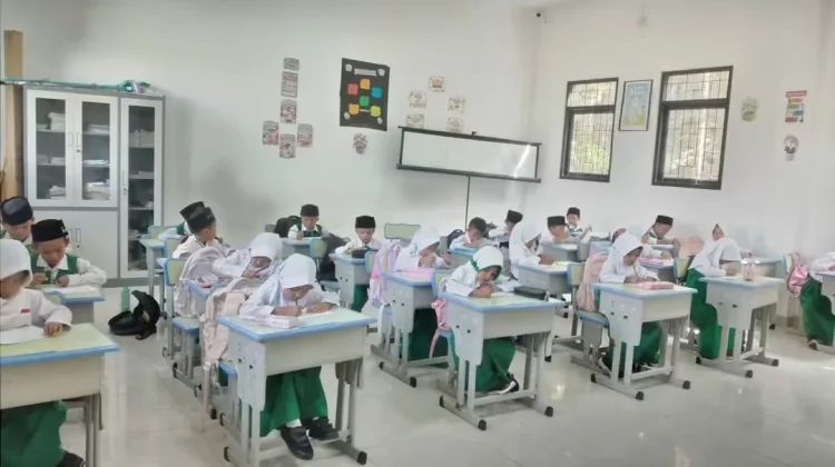 Sisiwa Sisiwa MIN Enam Kaur Melaksankan Sumatif Tengah Semester