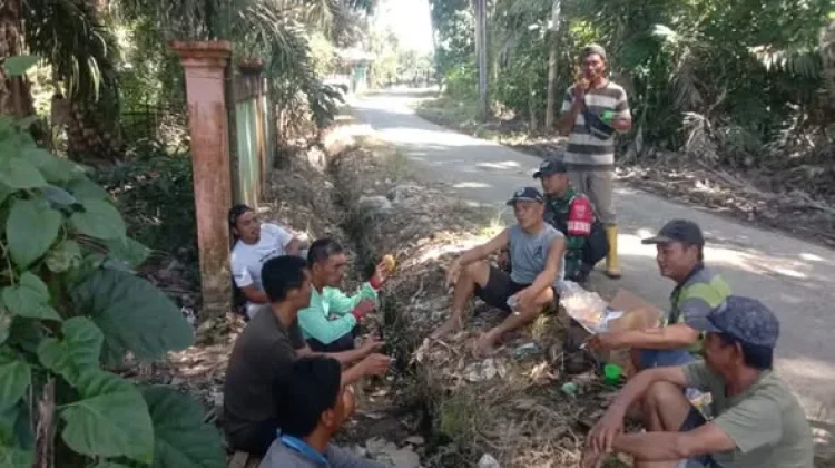 Babinsa Koramil Manna Intens Jaring Komunikasi Bersama Warga Desa Binaan