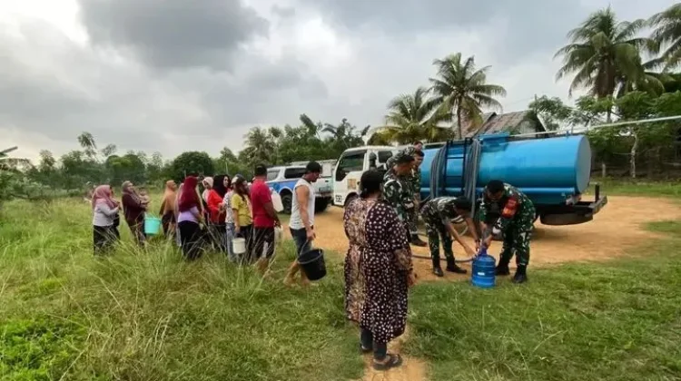 Anggota Kodim Bengkulu Selatan Salurkan Bantuan Air Bersih