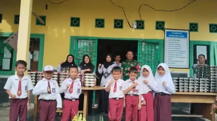 Babinsa Koramil Kaur Tengah Monitoring Pendistribusian MBG