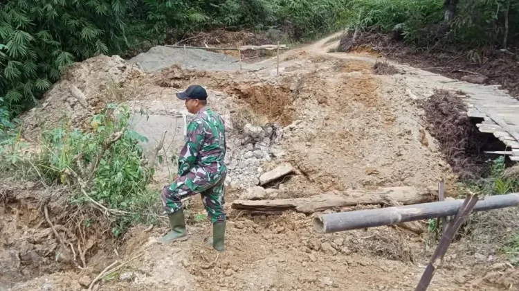 Babinsa Koramil Kaur Selatan Monitoring Pembangunan Jembatan Sinar Mulya