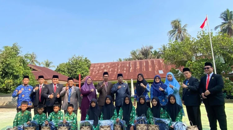 Kemenag Kaur Salurkan Santunan kepada 20 Siswa MTsN 2 dan Warga Fakir Miskin