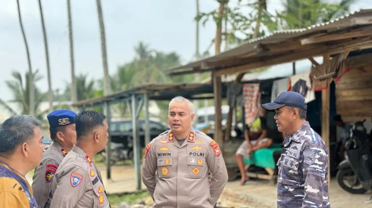Kapolres Kaur Pantau Pencarian Nelayan Hilang hingga Ditemukan Selamat