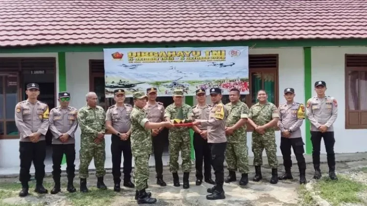 HUT TNI: Danramil Kaur Utara Terima Tumpeng Kapolres Kaur