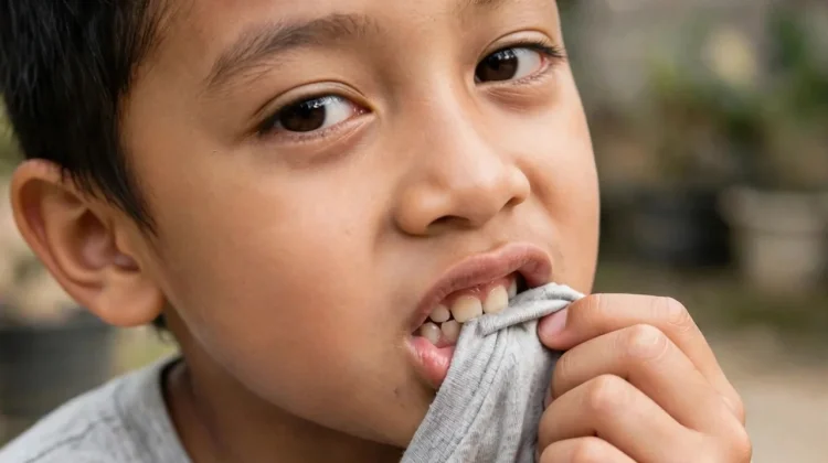 Anak Suka Menggigit Baju, Kenali Kemungkinan Penyebnya. - RRI.co.id