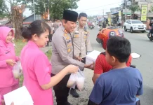 Polres Kaur dan Bhayangkari Berbagi Takjil