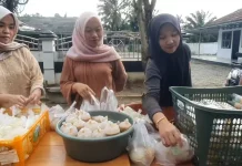Wabup BS Berbagi Takjil di Halaman Rumah Dinas BS