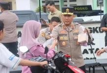 Kapolda Bengkulu Sapa Pedagang dan Bagi-Bagi Takjil di Kota Bintuhan