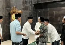 Kapolda Bengkulu Tarawih Berjamaah di Masjid Alkahfi Bintuhan