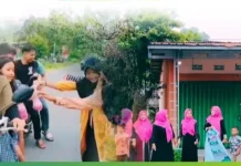 Perkuatan Pendidikan Karakter MIN 2 Berbagi Takjil Gratis