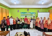 Kemenag Kaur Bersama DWP Salurkan Sembako dan THR