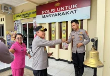 Kapolres Bersama Ketua Bhayangkari Kaur Bagikan Takjil di Pekan Terakhir Ramadan