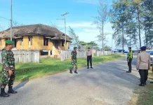 Babinsa Koramil Manna Aktif Amankan Pos Pengamanan Pasar Bawah