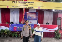 Kapolres dan Ketua Bhayangkari Kaur Berikan Bingkisan untuk Petugas Pos