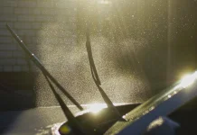 Berikut Dampak Negatif Terlalu Sering Mengangkat Wiper saat Parkir