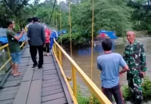 Anggota Babinsa Manna Bantu Evakuasi Korban Tenggelam
