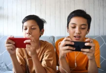 Mengatasi Ketergantungan Penggunaan Handphone pada Buah Hati