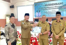 Wakil Bupati BS Serahkan Penghargaan Kepada DKP Terinovatif 1  Kategori TIPD
