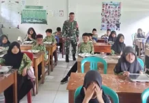 Babinsa Koramil Kaur Selatan Dampingi Penyaluran MBG