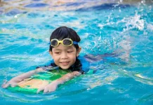 Serunya Belajar sejak Dini: Ini Manfaat Mengajari Anak Berenang