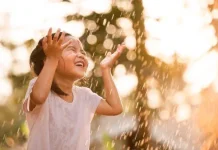 Bolehkah Anak-Anak Mandi Air Hujan? Ini Penjelasan yang Perlu Diketahui Orang Tua