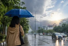 Payung dan Jaket Jadi Andalan saat Musim Pancaroba