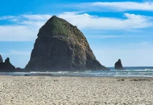 Haystack Rock, Sang Penjaga Pesisir Oregon yang Tak Tergoyahkan
