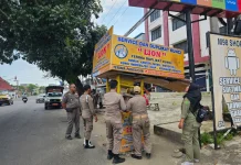 Satpol PP Kota Bengkulu Tertibkan PKL di Jalan MT Haryono