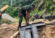 Satgas Koramil Kaur Utara Goro Bangun Jembatan Perintis
