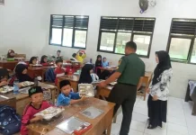 Babinsa Koramil Kaur Selatan Dampingi Distribusi MBG