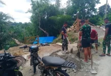 Satgas Koramil Kaur Utara Lanjutkan Pembangunan Jembatan